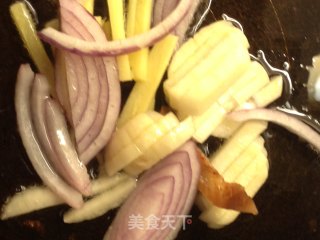 红椒爆叉烧肉的做法步骤：3