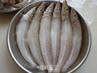 家常菜-----炸沙梭的做法步骤：2