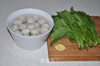 菠菜鱼丸汤的做法步骤：1