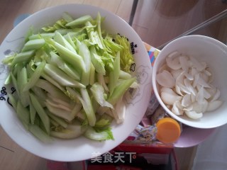 最具养生的菜肴——西芹炒百合的做法步骤：1