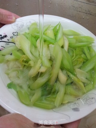最具养生的菜肴——西芹炒百合的做法步骤：3
