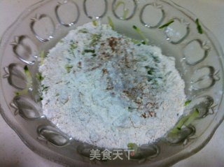黄瓜鸡蛋饼----快捷营养早餐（五）的做法步骤：3