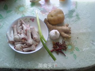土豆烧凤爪的做法步骤：1