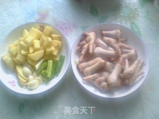 土豆烧凤爪的做法步骤：2
