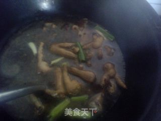 土豆烧凤爪的做法步骤：4