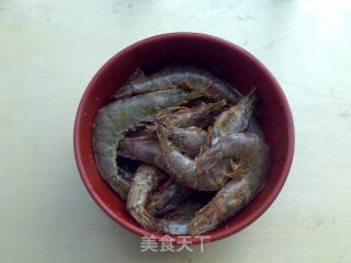 瓦煲盐焗虾的做法步骤：4