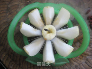 秋天最好饮品--冰糖梨水的做法步骤：2