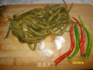 自制的泡菜——双椒炝酸豆角的做法步骤：1