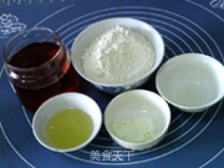 莲蓉蛋黄月饼的做法步骤：1
