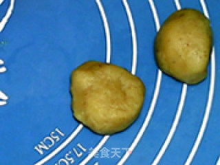 莲蓉蛋黄月饼的做法步骤：11