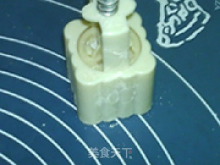 莲蓉蛋黄月饼的做法步骤：25