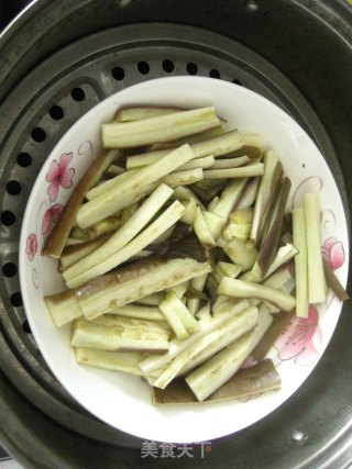 腌鱼干火腿蒸茄子的做法步骤：2