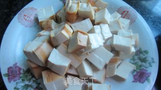 麻辣酱香豆腐丁的做法步骤：2