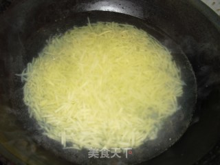 油泼土豆丸子的做法步骤：2