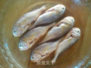 小鱼戏水（黄鱼蒸蛋）的做法步骤：1