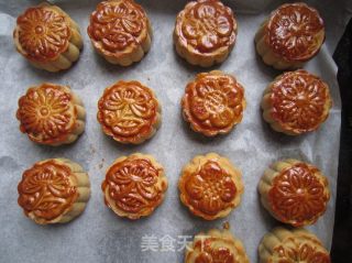 广式豆沙月饼的做法步骤：16