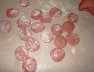 红曲玫瑰花馒头的做法步骤：2
