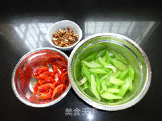西芹核桃的做法步骤：4