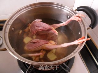 黄芪大枣鸽子汤的做法步骤：2