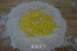 酥皮月饼的做法步骤：2