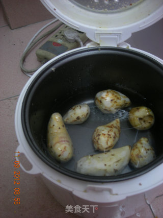 电饭锅里出甜品~~奶香十足的芋艿西米露的做法步骤：1
