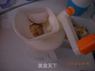 电饭锅里出甜品~~奶香十足的芋艿西米露的做法步骤：3