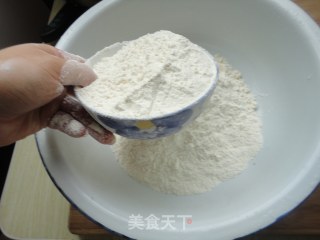 经典搭档··韭菜鸡蛋馅饼的做法步骤：3