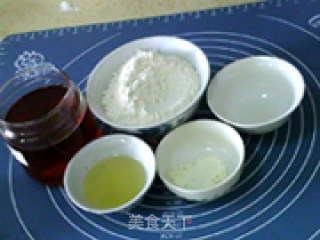 莲蓉月饼的做法步骤：1