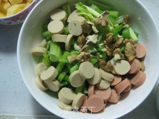 核桃仁火腿小炒芹菜杆儿的做法步骤：2