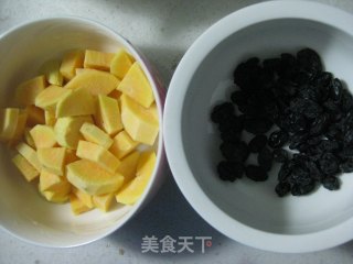 红薯煮饭拌黑加仑的做法步骤：2