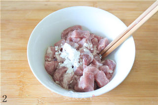 【酱爆肉丁】黑乎乎，却十分有群众基础的“下饭菜”的做法步骤：2