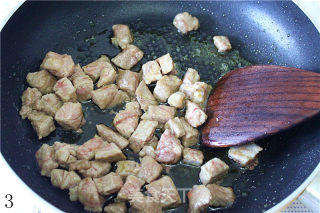 【酱爆肉丁】黑乎乎，却十分有群众基础的“下饭菜”的做法步骤：3