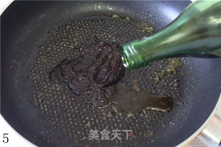 【酱爆肉丁】黑乎乎，却十分有群众基础的“下饭菜”的做法步骤：5