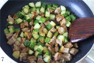 【酱爆肉丁】黑乎乎，却十分有群众基础的“下饭菜”的做法步骤：7