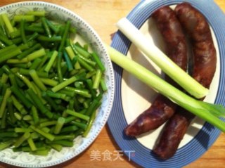 腊肠炒蒜苔的做法步骤：1