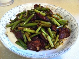 腊肠炒蒜苔的做法步骤：5