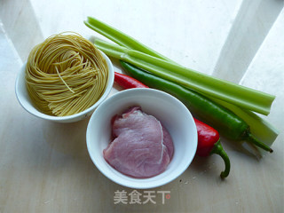 双椒肉沫拌面的做法步骤：1