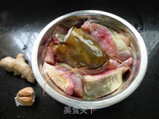 红烧鲶鱼的做法步骤：1