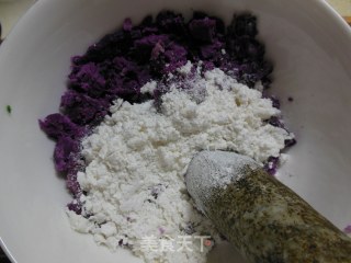 紫薯麻球的做法步骤：3