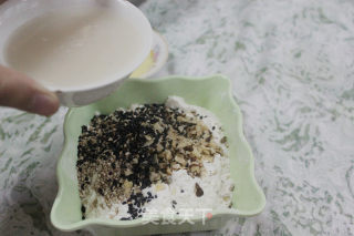 献给麻麻滴专用零食—咸味芝麻核桃瓜子仁苏打饼的做法步骤：2