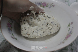 献给麻麻滴专用零食—咸味芝麻核桃瓜子仁苏打饼的做法步骤：3