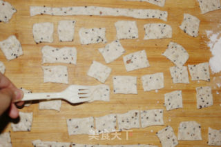 献给麻麻滴专用零食—咸味芝麻核桃瓜子仁苏打饼的做法步骤：6