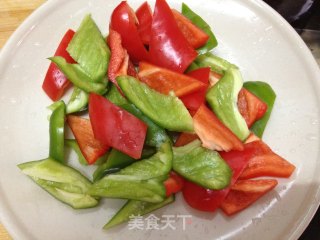 家庭风味干炒鸡的做法步骤：2