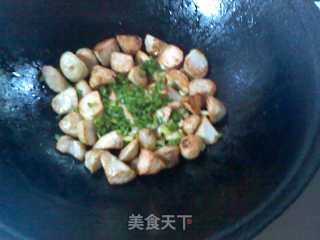 香葱爆芋艿的做法步骤：4