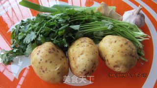 芫爆土豆丝的做法步骤：1