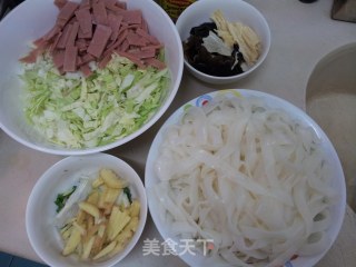 家庭版——炒凉皮的做法步骤：1