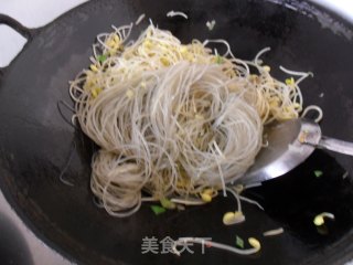 豆芽烧粉丝的做法步骤：4