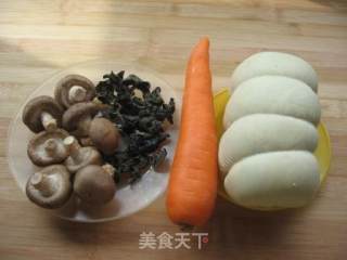 鲈香茹黑朩耳烧素鸡的做法步骤：1