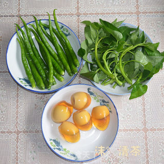 留住皮蛋的香气------青椒皮蛋面的做法步骤：1