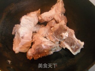 蒜香手抓龙骨的做法步骤：1